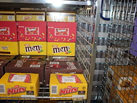 Zeven dozen snoepgoed w.o. nuts, m&m, mars, snickers, twix en skittles. totaal 197 stuks. - afbeelding 1 van  2