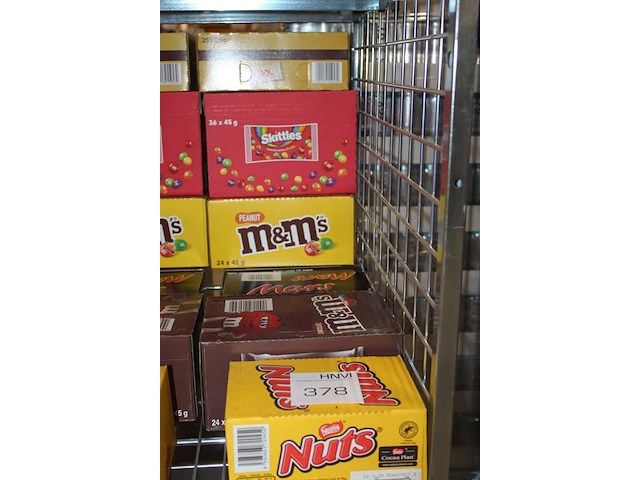 Zeven dozen snoepgoed w.o. nuts, m&m, mars, snickers, twix en skittles. totaal 197 stuks. - afbeelding 2 van  2