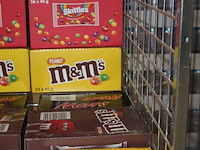 Zeven dozen snoepgoed w.o. nuts, m&m, mars, snickers, twix en skittles. totaal 197 stuks. - afbeelding 2 van  2