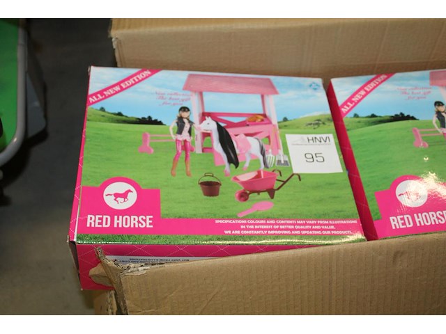 Zeven dozen speelgoed paardrijpop met accessoires red horse in doos. - afbeelding 1 van  3