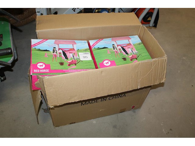 Zeven dozen speelgoed paardrijpop met accessoires red horse in doos. - afbeelding 2 van  3