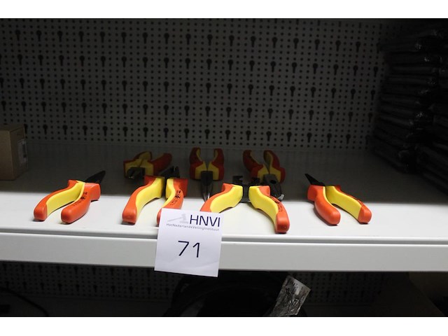 Zeven feiyue gereedschappen w.o. langbektang, striptang en combinatietang - afbeelding 1 van  2