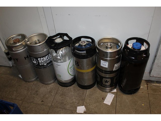 Zeven fusten w.v. over datum, aangebroken en leeg. 5 fusten met statiegeld. - afbeelding 1 van  2