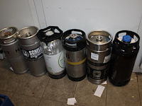 Zeven fusten w.v. over datum, aangebroken en leeg. 5 fusten met statiegeld. - afbeelding 1 van  2