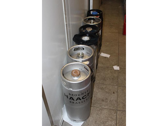 Zeven fusten w.v. over datum, aangebroken en leeg. 5 fusten met statiegeld. - afbeelding 2 van  2