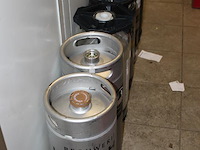 Zeven fusten w.v. over datum, aangebroken en leeg. 5 fusten met statiegeld. - afbeelding 2 van  2