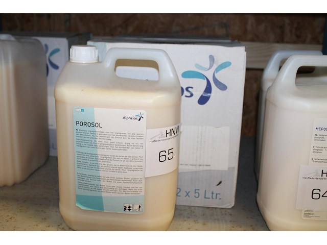 Zeven jerrycans a 5l impregneermiddel porosol. - afbeelding 1 van  4