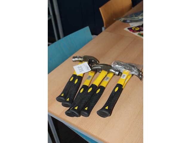 Zeven klauwhamers. - afbeelding 2 van  2