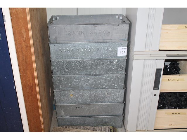 Zeven metalen opbergbakken met handgrepen. afmeting 60 x 30 x 15 cm - afbeelding 1 van  3