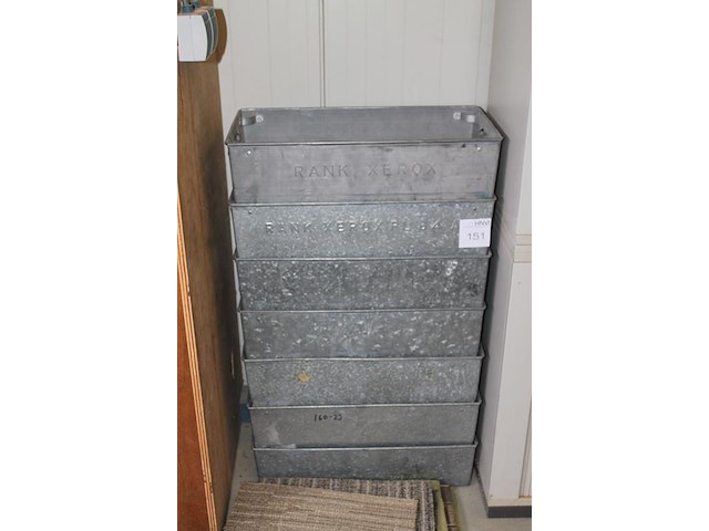 Zeven metalen opbergbakken met handgrepen. afmeting 60 x 30 x 15 cm - afbeelding 2 van  3