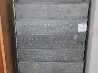 Zeven metalen opbergbakken met handgrepen. afmeting 60 x 30 x 15 cm - afbeelding 2 van  3