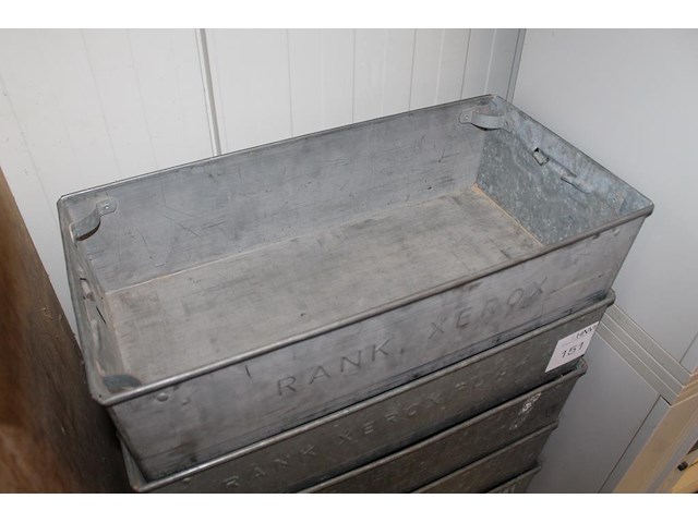 Zeven metalen opbergbakken met handgrepen. afmeting 60 x 30 x 15 cm - afbeelding 3 van  3