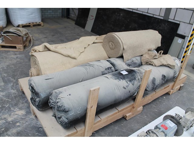 Zeven rollen vlasdoek op pallet. breedte rol 100 cm. - afbeelding 1 van  3