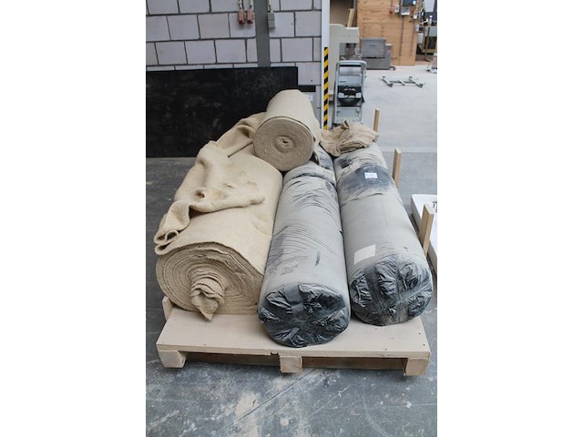 Zeven rollen vlasdoek op pallet. breedte rol 100 cm. - afbeelding 2 van  3
