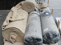 Zeven rollen vlasdoek op pallet. breedte rol 100 cm. - afbeelding 2 van  3