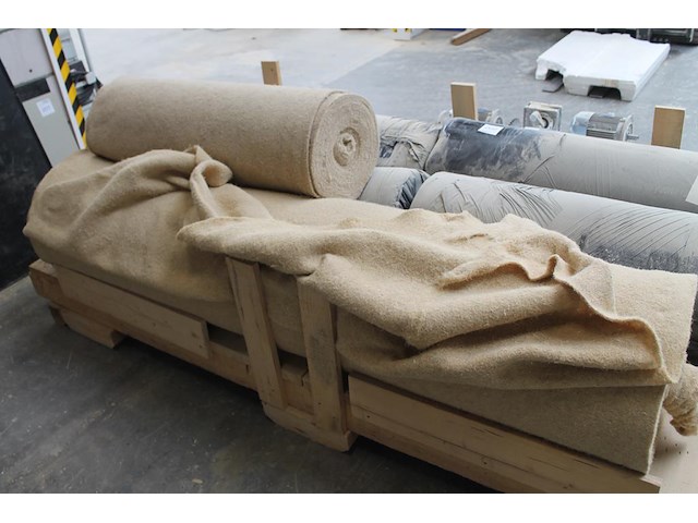 Zeven rollen vlasdoek op pallet. breedte rol 100 cm. - afbeelding 3 van  3