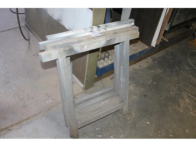 Zeven schragen/bokken in twee uitvoeringen. - afbeelding 1 van  2