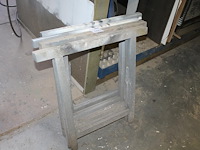 Zeven schragen/bokken in twee uitvoeringen.