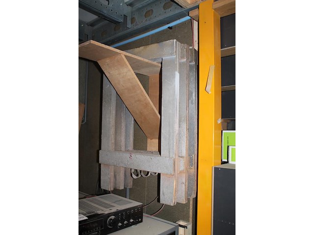 Zeven schragen/bokken in twee uitvoeringen. - afbeelding 2 van  2