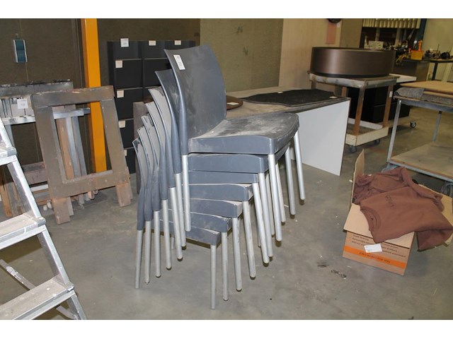 Zeven stapelbare kunststof stoelen . - afbeelding 1 van  3