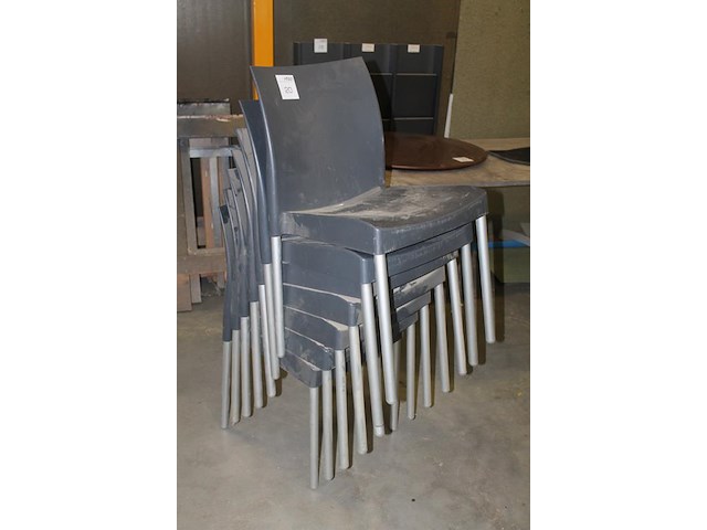 Zeven stapelbare kunststof stoelen . - afbeelding 2 van  3