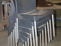 Zeven stapelbare kunststof stoelen . - afbeelding 2 van  3