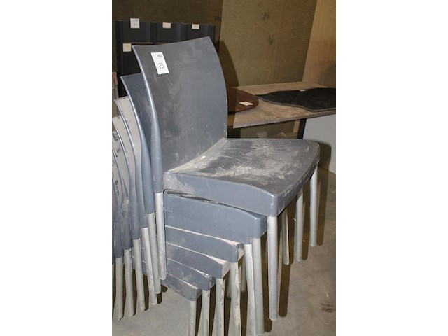 Zeven stapelbare kunststof stoelen . - afbeelding 3 van  3