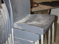 Zeven stapelbare kunststof stoelen . - afbeelding 3 van  3