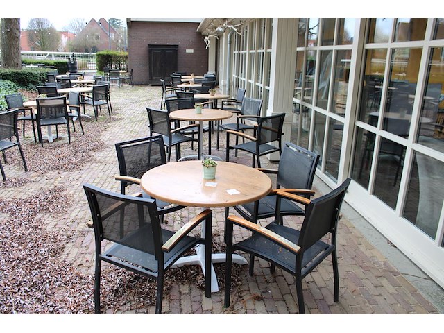 Zeven terrastafels met 25 aluminium stoelen. doorsnede tafels 90 cm. let op onderdeel van combinatiekavel k... onderdeel van combinatiekavel combinatiekavel van veertien terrastafels met 50 aluminium stoelen, doorsnede tafels 90 cm. kavels k387 en k388 - afbeelding 1 van  3
