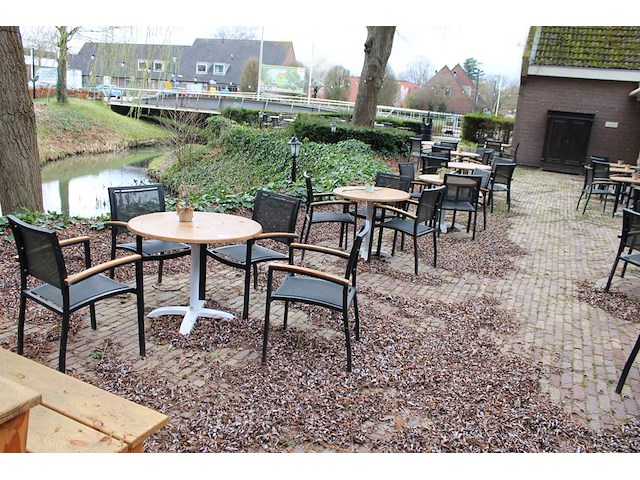 Zeven terrastafels met 25 aluminium stoelen, doorsnede tafels 90 cm. let op onderdeel van combinatiekavel k... onderdeel van combinatiekavel combinatiekavel van veertien terrastafels met 50 aluminium stoelen, doorsnede tafels 90 cm. kavels k387 en k388 - afbeelding 1 van  3