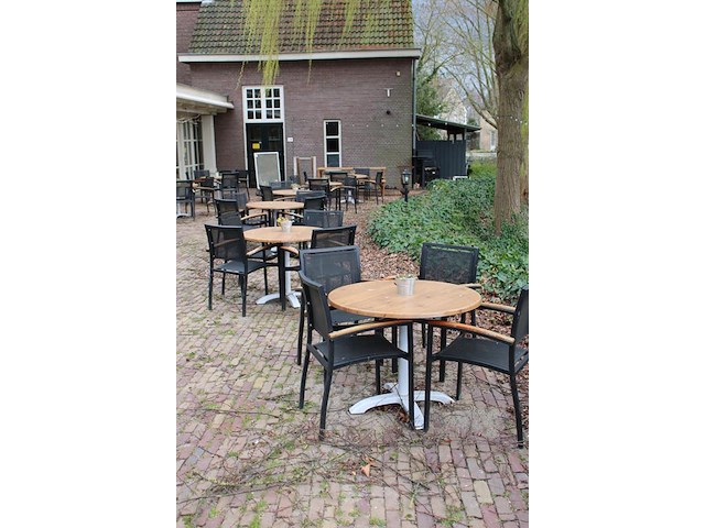 Zeven terrastafels met 25 aluminium stoelen, doorsnede tafels 90 cm. let op onderdeel van combinatiekavel k... onderdeel van combinatiekavel combinatiekavel van veertien terrastafels met 50 aluminium stoelen, doorsnede tafels 90 cm. kavels k387 en k388 - afbeelding 2 van  3