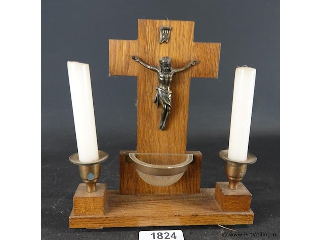 Ziekencall-kruisbeeld (sick call cross) met metalen corpus van jezus, twee kaarsenhouders en een glazen wijwaterbakje - afbeelding 1 van  5