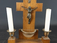 Ziekencall-kruisbeeld (sick call cross) met metalen corpus van jezus, twee kaarsenhouders en een glazen wijwaterbakje - afbeelding 1 van  5