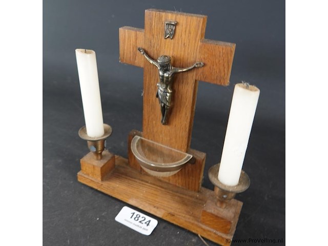 Ziekencall-kruisbeeld (sick call cross) met metalen corpus van jezus, twee kaarsenhouders en een glazen wijwaterbakje - afbeelding 2 van  5