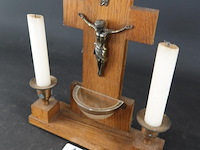 Ziekencall-kruisbeeld (sick call cross) met metalen corpus van jezus, twee kaarsenhouders en een glazen wijwaterbakje - afbeelding 2 van  5
