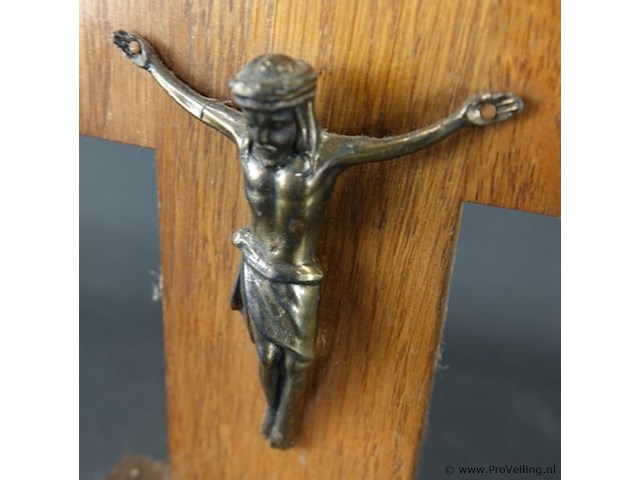 Ziekencall-kruisbeeld (sick call cross) met metalen corpus van jezus, twee kaarsenhouders en een glazen wijwaterbakje - afbeelding 3 van  5
