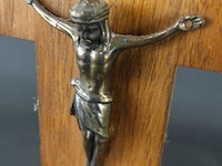 Ziekencall-kruisbeeld (sick call cross) met metalen corpus van jezus, twee kaarsenhouders en een glazen wijwaterbakje - afbeelding 3 van  5