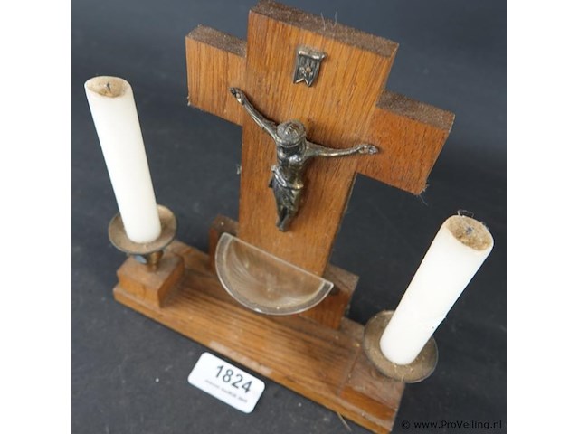 Ziekencall-kruisbeeld (sick call cross) met metalen corpus van jezus, twee kaarsenhouders en een glazen wijwaterbakje - afbeelding 4 van  5