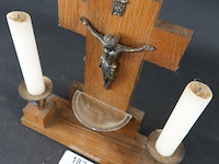 Ziekencall-kruisbeeld (sick call cross) met metalen corpus van jezus, twee kaarsenhouders en een glazen wijwaterbakje - afbeelding 4 van  5