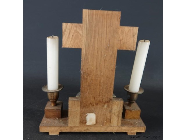Ziekencall-kruisbeeld (sick call cross) met metalen corpus van jezus, twee kaarsenhouders en een glazen wijwaterbakje - afbeelding 5 van  5