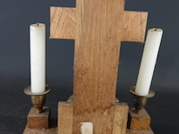 Ziekencall-kruisbeeld (sick call cross) met metalen corpus van jezus, twee kaarsenhouders en een glazen wijwaterbakje - afbeelding 5 van  5