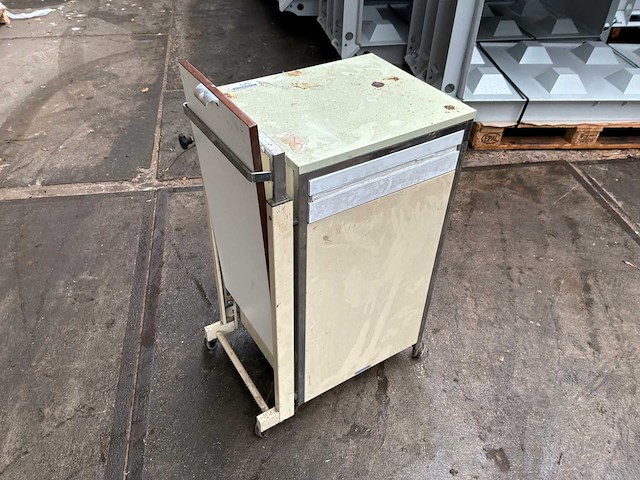 Ziekenhuisnachtkast - afbeelding 4 van  5