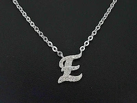 Zilveren collier letter e