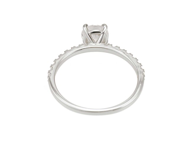 Zilverkleurige ring met centrale steen - afbeelding 2 van  4