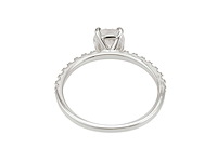 Zilverkleurige ring met centrale steen - afbeelding 2 van  4