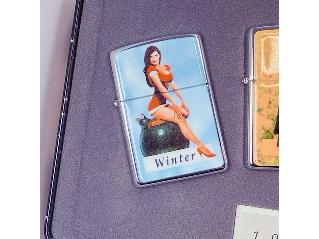 Zippo 1996 pinup girls aansteker collectie - afbeelding 3 van  9