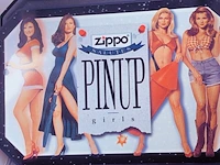Zippo 1996 pinup girls aansteker collectie - afbeelding 7 van  9