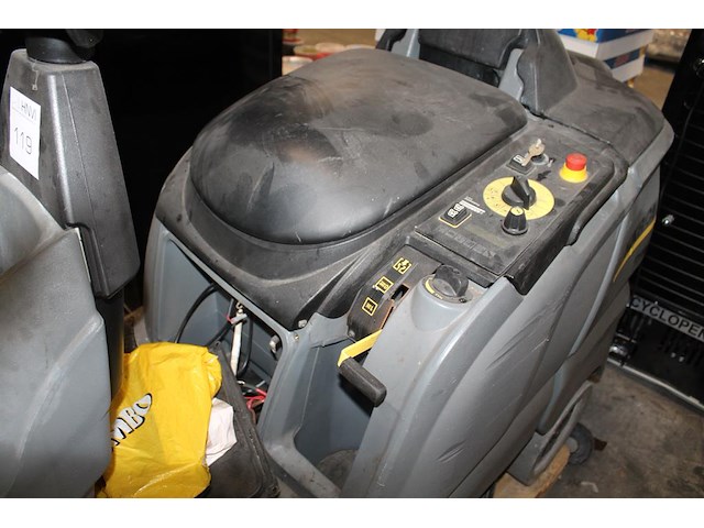 Zit- / schrob- / zuigmachine karcher b90r. opknapper. - afbeelding 3 van  3