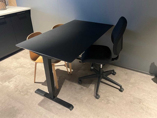 Zit-sta bureau 140x80 cm met stoelen - afbeelding 3 van  3