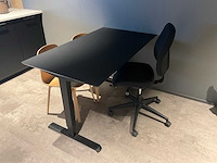 Zit-sta bureau 140x80 cm met stoelen - afbeelding 3 van  3